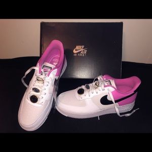 WOMENS NEW IN BOX NIKES SZ 11